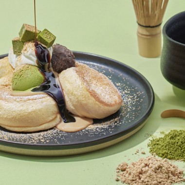 フリッパーズから、新緑の季節にぴったりな「宇治抹茶」を使用した奇跡のパンケーキが登場!