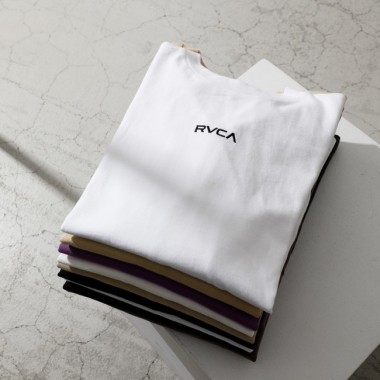 アズール バイ マウジーが「RVCA（ルーカ）」別注アイテムを発売。汎用性の高いシンプルなデザイン