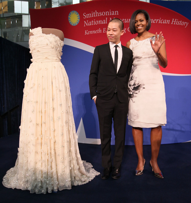 ミシェル・オバマはバラク・オバマ米大統領の1期目の就任祝賀舞踏会で着用した「ジェイソン・ウー」デザインのドレスをスミソニアン博物館に寄贈。このドレスがウーを一躍有名にした。
