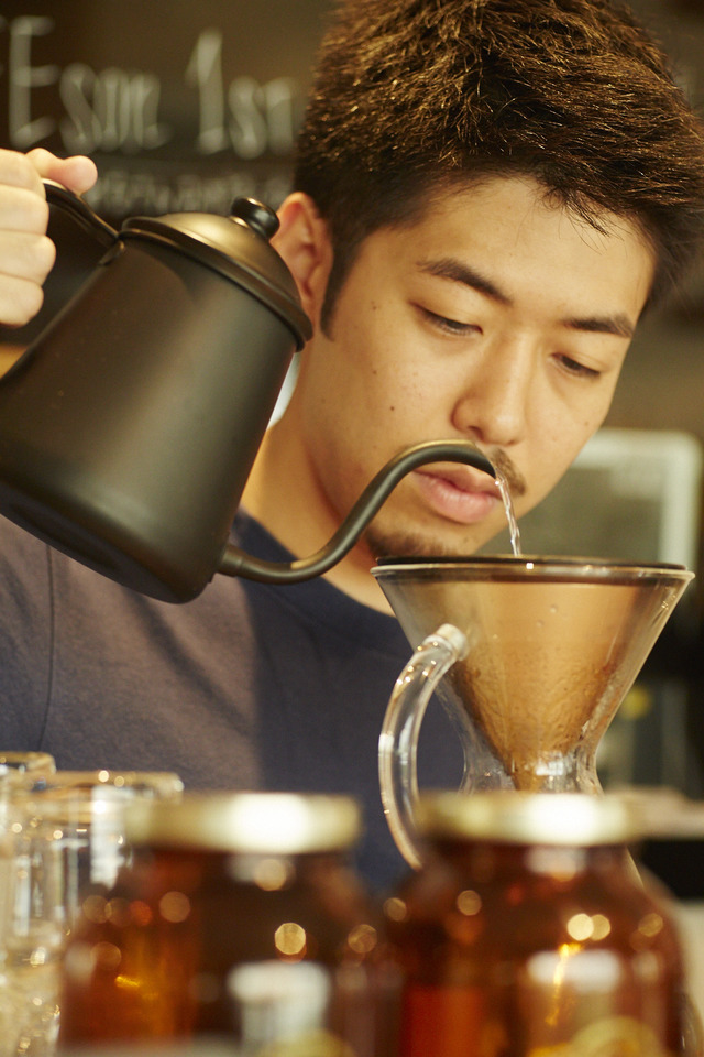 オーナーのもうひとり、加藤健宏さん。もともと、都内のコーヒーショップでバリスタとして活躍。縁があって松島さんと出会い、一緒に店をスタートさせることに。