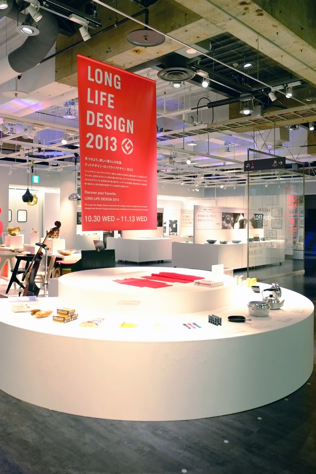 渋谷ロフトで開催中の「グッドデザイン・ロングライフデザイン2013 in LOFT」での、プリーツ・プリーツ・イッセイ・ミヤケの展示