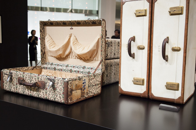 グッチ「ICONS OF HERITAGE - 受け継がれるアイコン」展にて、最も古い作品は20年代に製作された白のトランク（右）