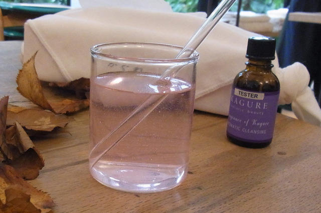 この紫ラベルの小瓶こそが「アロマティッククレンジングウォーター」です！（水道水に塩素に反応する薬品を入れて、ピンク色になったところ）