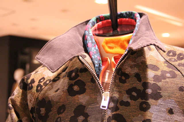 花柄のジャカード織りジャケット。襟部分には異素材を採用