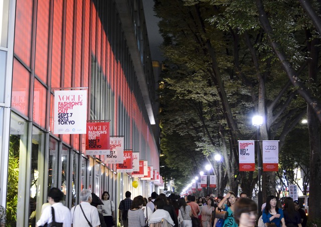 2013年のファッションズ・ナイト・アウト（東京）の様子。表参道の街頭バナーもFNOにジャックされた