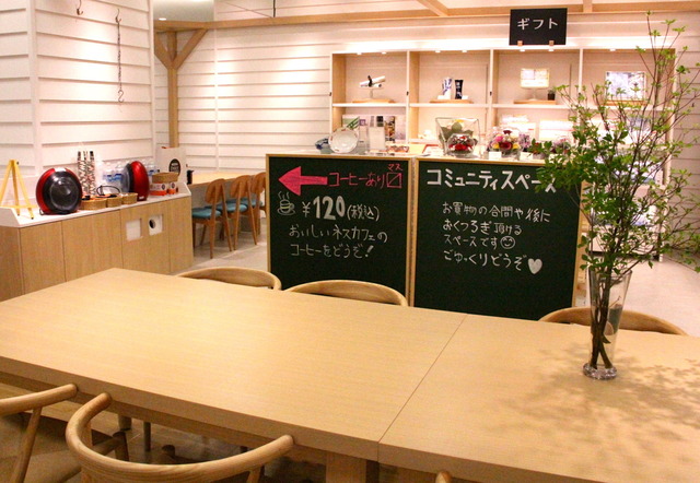 MI PLAZA、ショップ内には休憩スペースがあり、買い物の合間に休憩できる