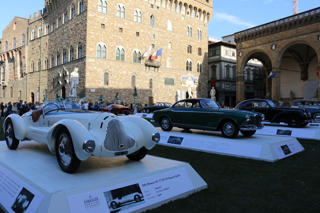 グッチミュゼオ前の広場で行われた「50年代、60年代イタリアン自動車デザイン」左が1931年 Alfa Romeo 6C 1750 GS Zagato/Aprile、右は1953年 Lancia Aurelia B52 Vignale
