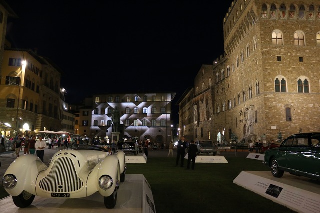 グッチミュゼオのプロジェクションマッピングを背景にしたイタリア車の夜間展示。手前は1931 Alfa Romeo 6C 1750 GS Zagato/Aprile
