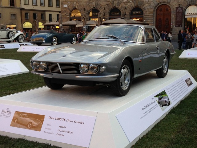 「50年代、60年代イタリアン自動車デザイン」に展示されたオスカ1600TC