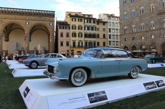 グッチミュゼオ前の広場で行われた「50年代、60年代イタリアン自動車デザイン」で展示された1955年Lancia Florida