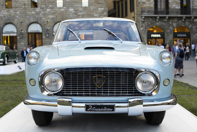 グッチミュゼオ前の広場で行われた「50年代、60年代イタリアン自動車デザイン」で展示された1955年のランチア・フロリダ