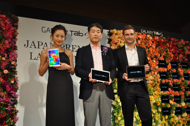 （左から）西山茉希、サムスン電子ジャパン 無線事業本部 営業Teamの荒井清和、ニコライ・バーグマン