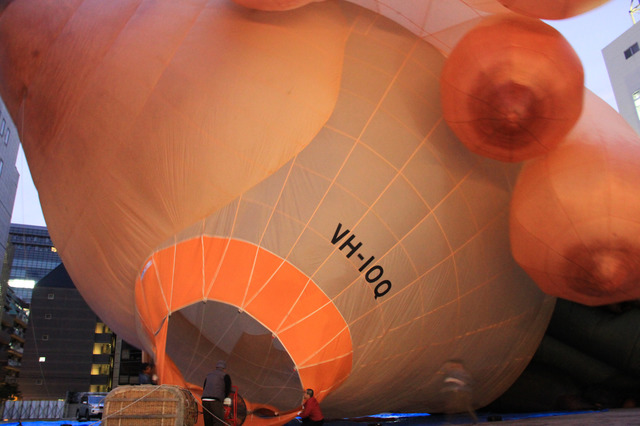 巨大気球作品「スカイホェール（Skywhale）」に空気を送り込んでいる