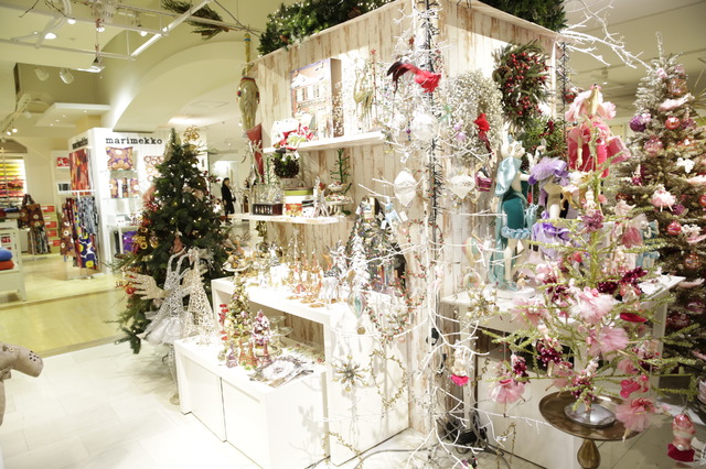 伊勢丹新宿店リビングフロアにはクリスマス用品が並ぶ