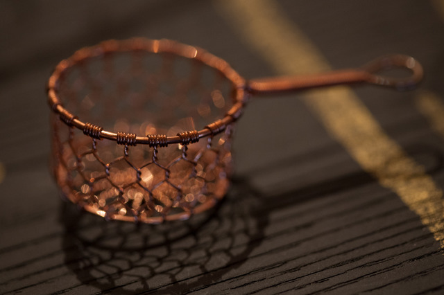 金網つじの作品は、料理やお茶の道具からインテリアに至るまで多岐に渡る