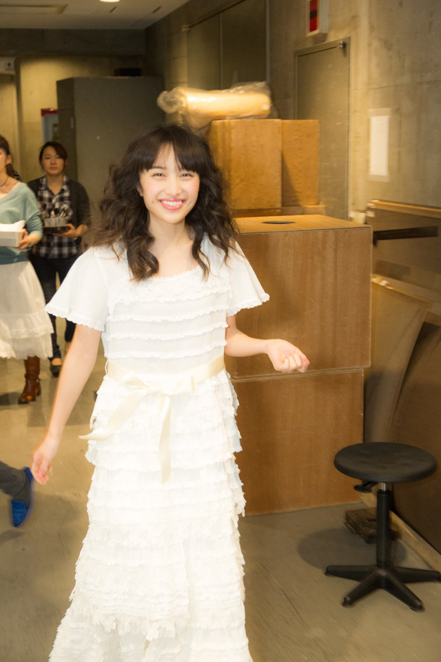 純白のドレスに身をつつみスタジオに移動する百田