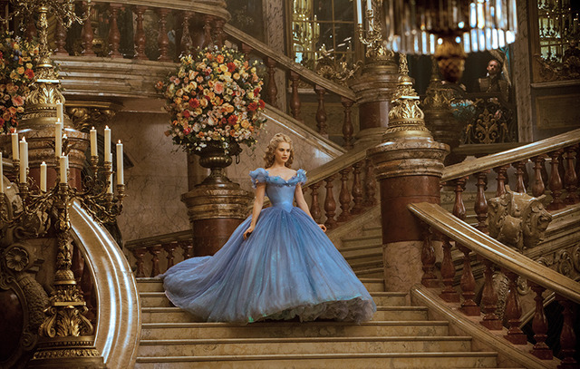 シンデレラの内面から溢れ出る美をブルーのドレスで表現した