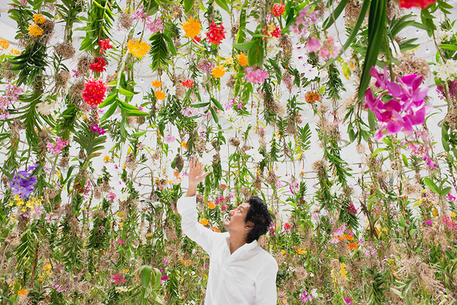 「Floating Flower Garden - 花と我と同根、庭と我と一体」、庭と一体化する猪子寿之氏