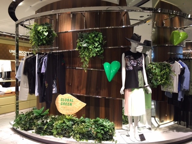 伊勢丹新宿店各階のファサードでもグローバルグリーンのメッセージを表現