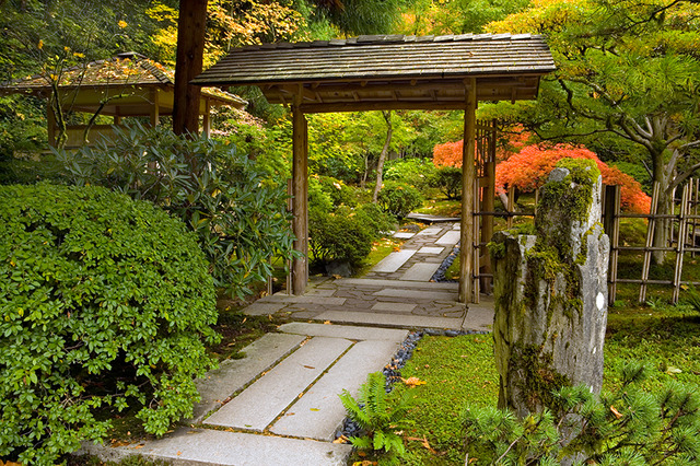 アメリカ・オレゴン州で味わう日本の美「ポートランド日本庭園」／Tea Garden Gate, fall (photo cred David Cobb)