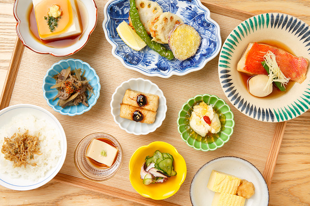 6人のプロフェッショナルが作る、京料理屋「居様／イザマ」