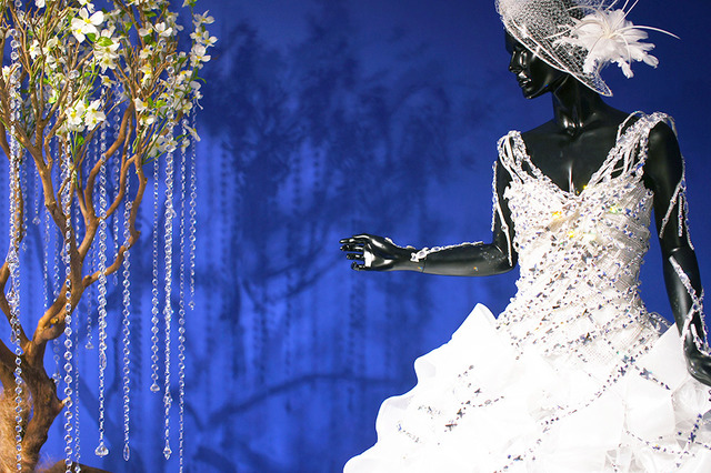 ユミカツラの真骨頂「白の世界」／50周年記念展覧会「桂由美の軌跡～SHINING FOREVER～」