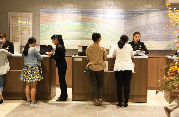 2日地下1階にオープンした「海外顧客サービスカウンター」は初日から海外からの来店客であふれた