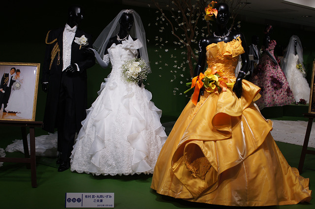 桂が手掛けた著名人カップルのドレスも展示されている