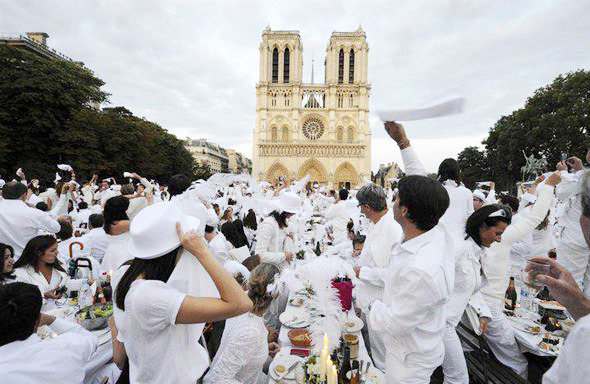 フランス発祥のシークレットディナーパーティー「ディネ・アン・ブラン」が日本に初上陸