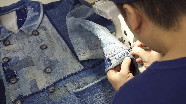 会期中は縫製担当者が希望のイニシャルや刺繍を入れるカスタムサービスが実施される