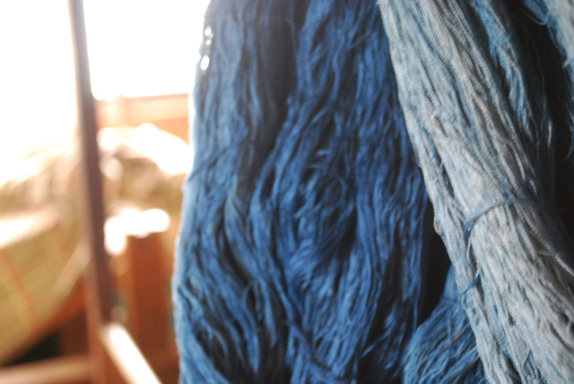 千葉まつ江さんが染めた正藍冷染の糸。藍の濃淡が美しい