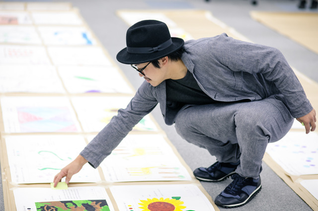 企画展「CREATION Project 2015 177人のクリエイターと福島伊達市のニットメーカーによるマフラー&ブランケット『伊達ニッティング』」