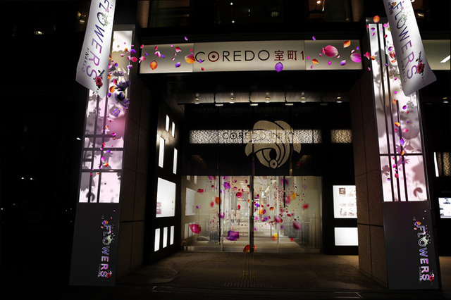 「NIHONBASHI ILLUMINATIONS collaborated with FLOWERS」でライトアップされたコレド室町1
