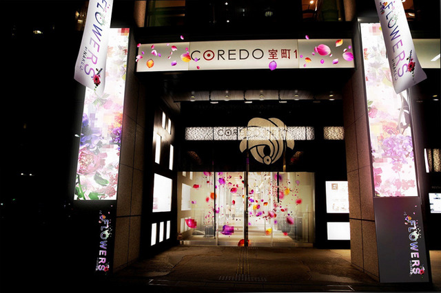 「NIHONBASHI ILLUMINATIONS collaborated with FLOWERS」でライトアップされたコレド室町1