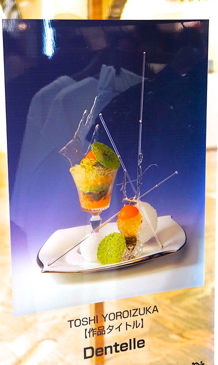 レキサミのコレクションを鎧塚俊彦氏がデザートで表現した写真が展示されている
