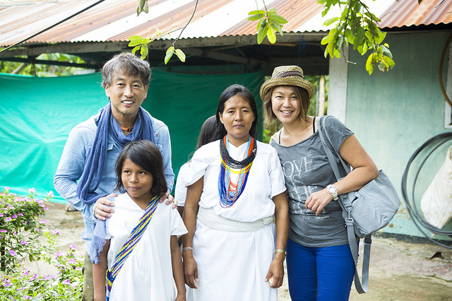 2015年コロンビアのアルアコ族と。白い衣装がアルアコ族の伝統だ。右端の女性はカカオハンターの小方真弓氏。