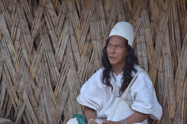 マモと呼ばれるアルアコ族の祈祷師。伝統の白い衣装と帽子はシエラネバダ山脈の頂に積もる万年雪を表している。