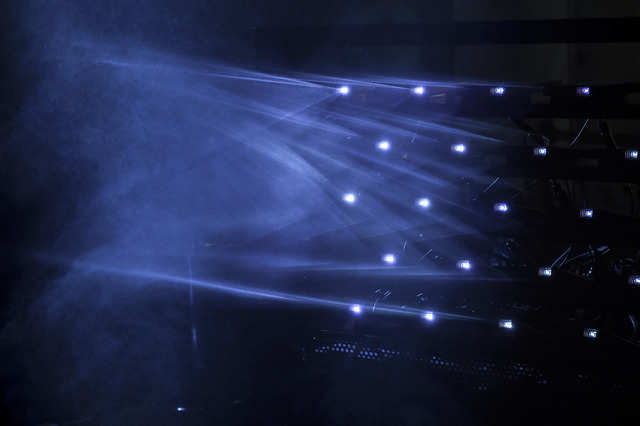 WOWによるレーザーと霧を使ったホログラムアートの「Light of birth」