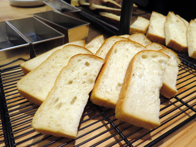 & Swell、天然工房を使用したR Bakerのパン