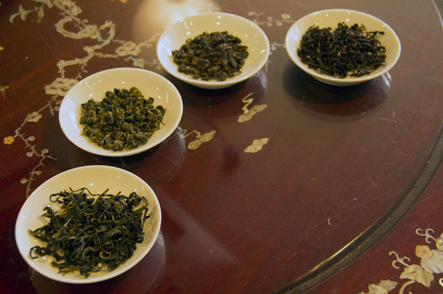 (左から)清茶、凍頂烏龍茶、鉄観音茶、東方美人茶