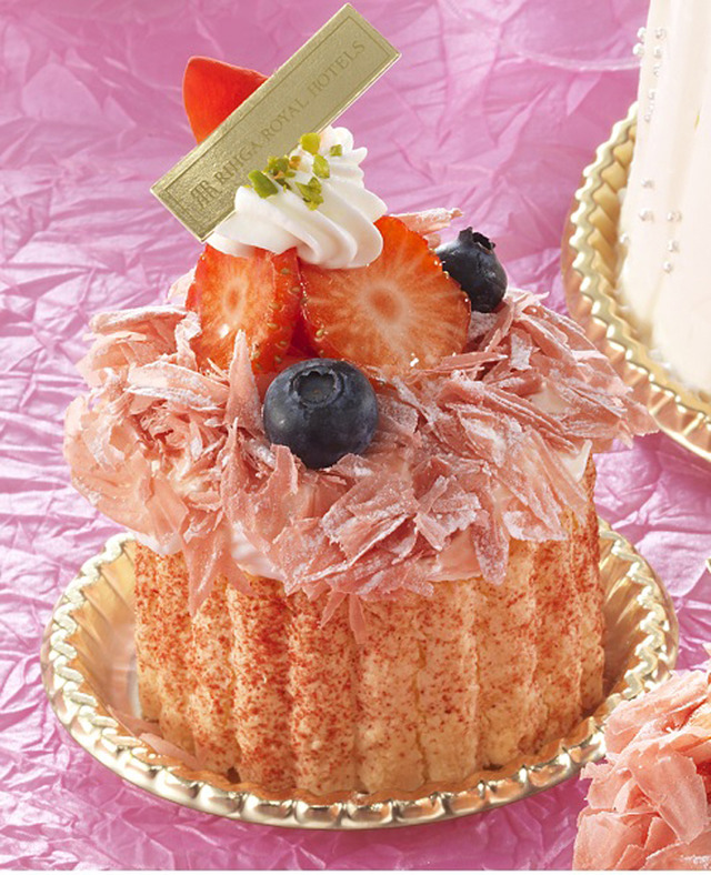 カーネーションの花をイメージした食べきりサイズのケーキ「メルシーママン」（550円）