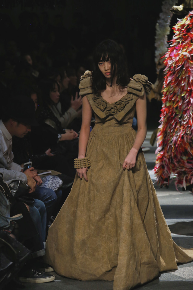 「gege」のラストルックを飾ったのは小松菜奈をモデルにした鳥取砂丘の砂を用いたドレス