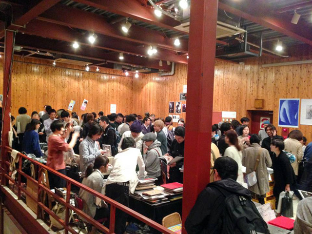 お酒を片手に楽しめる写真集が中心のアートブックフェア「PND写真集飲み会」が大阪で開催