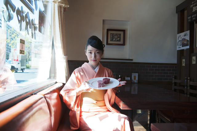 レストラン カタヤマの特選テンダーロインを手にする安藤裕子さん※牡蠣メニューは10月から