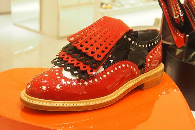 本館2階婦人靴コーナーにはフランスのシューズブランド「ロベールクレジュリー」の人気シリーズ「ロイヤル」にトランプモチーフのカッティングをほどこした伊勢丹限定のシューズ（9万2880円）