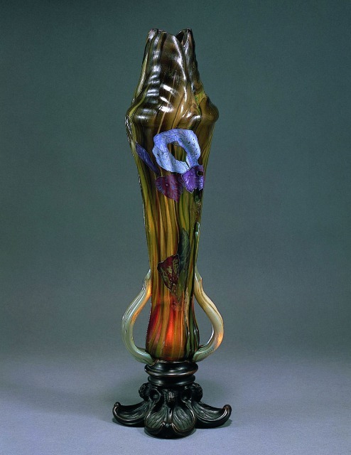 花器「アイリス」エミール・ガレ　1900年頃サントリー美術館（菊地コレクション）