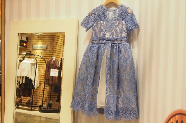 JILL STUART THE ALICE IN WONDERLAND COLLECTION には母子でお揃いにできるキッズサイズのドレス。サイズは110、120cmの2サイズで、価格は8万円