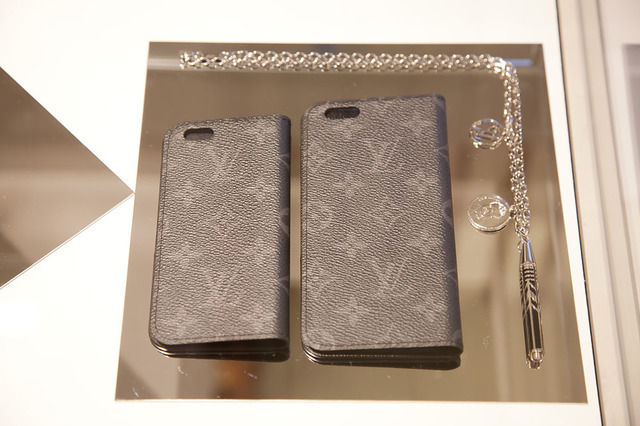 《限定商品》左：iPhone6・フォリオ 3万3,000円、右：iPhone6+・フォリオ 3万6,000円