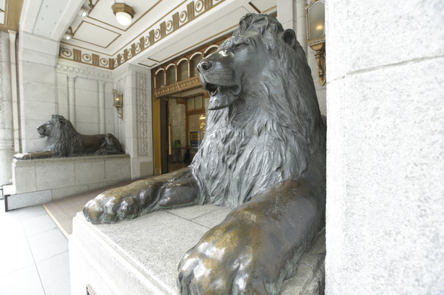 ライオン像が鎮座する本館正面入口側