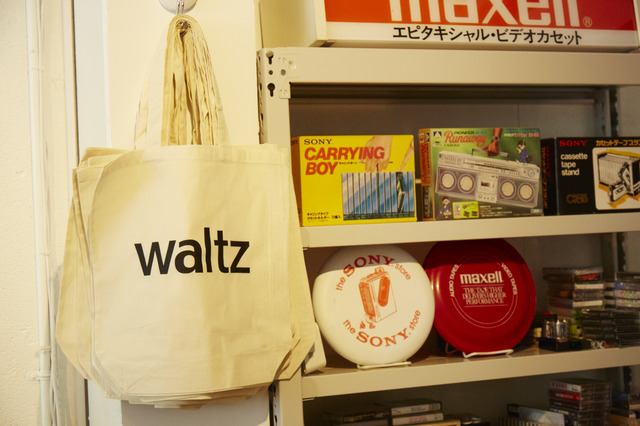 カセットテープを購入した方には「waltz」と書かれたトートバッグに入れて商品をお渡しする。ここまでがの体験が、一連のストーリーになっている